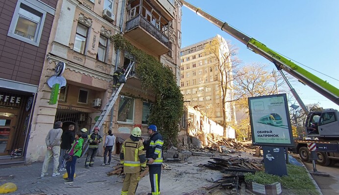 Спасатели продолжают разборы завалов многоэтажки в центре Киева: эксклюзивные фото