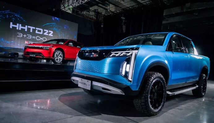 Виробник iPhone презентував одразу дві моделі авто: фото