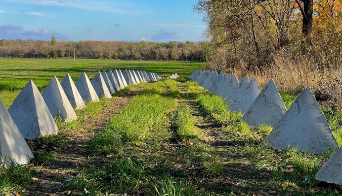 У Росії почали будувати оборонну 