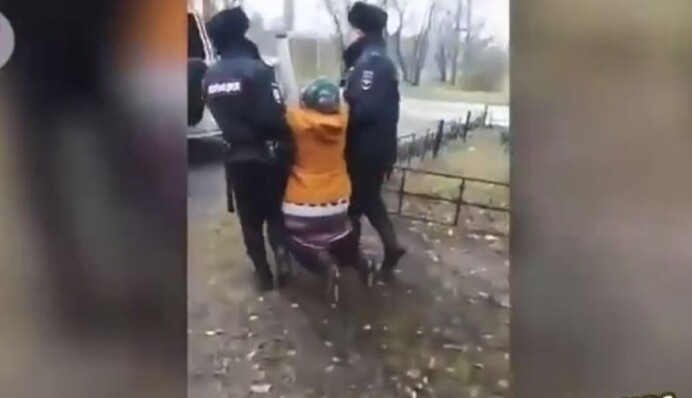 Пятеро против одной: в Омске задержали пенсионерку за антивоенную акцию, видео