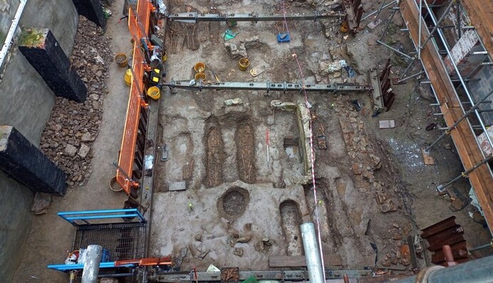 В Британии под универмагом нашли сотни скелетов – половина детские: фото