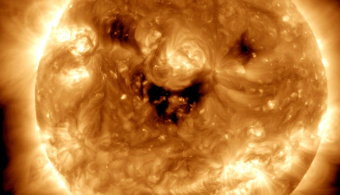 Выглядит так, будто улыбается: NASA показали уникальные фото Солнца