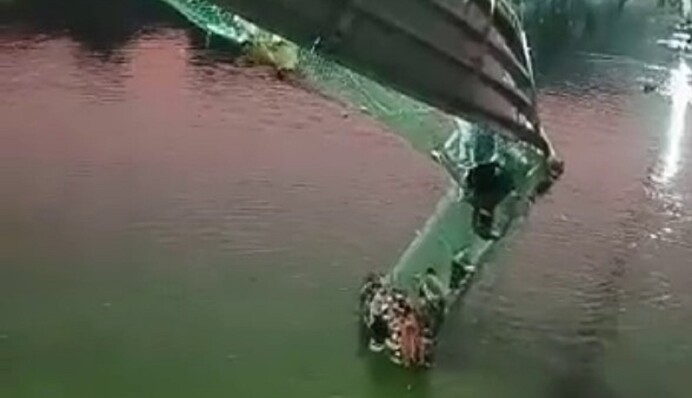 В Індії звалився міст із людьми: є жертви, відео