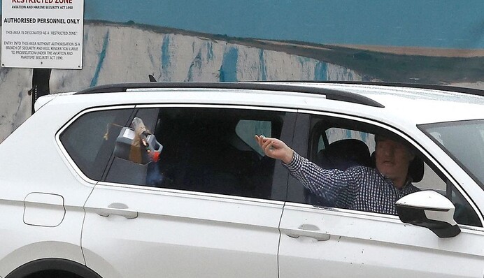 У Британії чоловік підпалив центр для мігрантів: що сталося далі