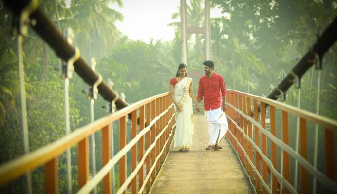 В Индии при крушении моста погибло свыше 100 человек: видео