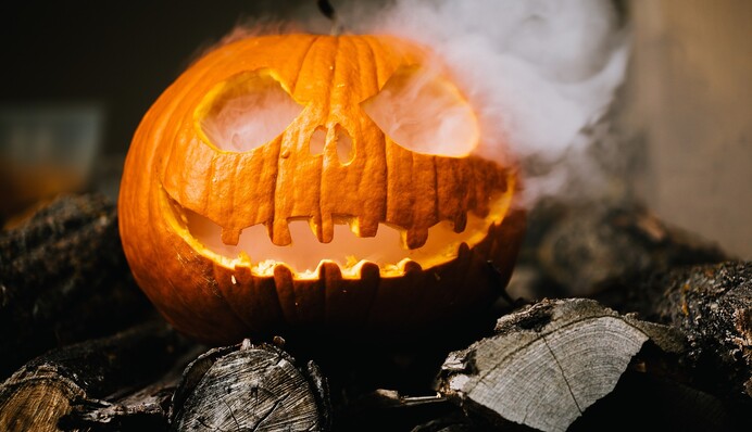 День усіх святих 2022: яскраві листівки та привітання з Хелловіном у віршах та прозі