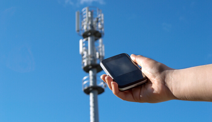 Як і чим заряджати мобільні телефони, якщо немає світла: названі джерела