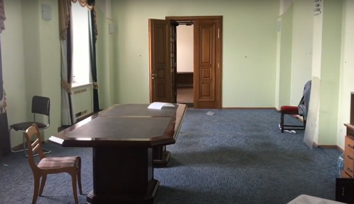 У Херсоні окупанти пограбували ОДА та залишили будівлю: фото та відео, зняті всередині