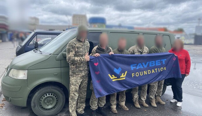 ​Favbet Foundation вместе с партнерами передал ВСУ пять автомобилей, спальные мешки и 