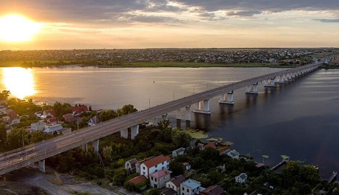 У Херсоні лунають вибухи: що відбувається біля Антонівського мосту