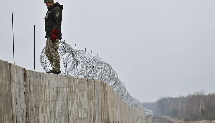 Напоминает территорию зэков: Украина строит забор из бетона на границе с Беларусью, фото