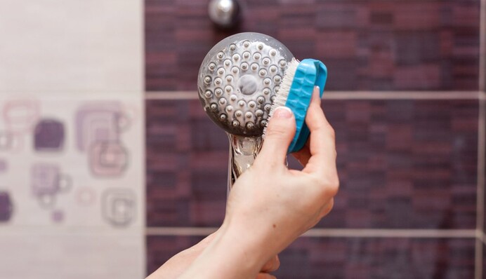 Как убрать налет с крана и лейки для душа: средство без разводов