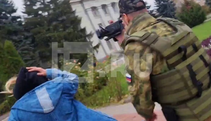 Росіяни тікають із Нової Каховки під залпи української артилерії: відео