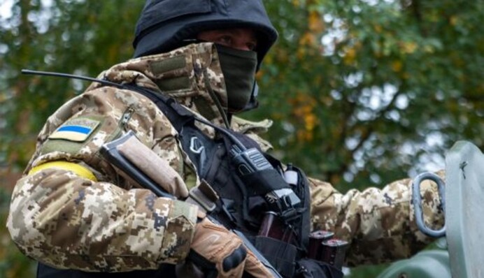 Не можна дивитися без сліз: відео зустрічі бійця ЗСУ з бабусею у Херсоні