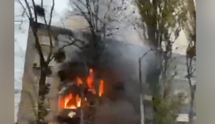 Опубліковано відео з місця влучення ракети по житловому будинку в Києві