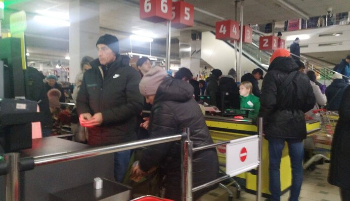 У Києві люди вишикувалися в черги за водою та в банкомати: фото