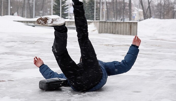 Как уберечься от падений и травм в гололед: полезные советы