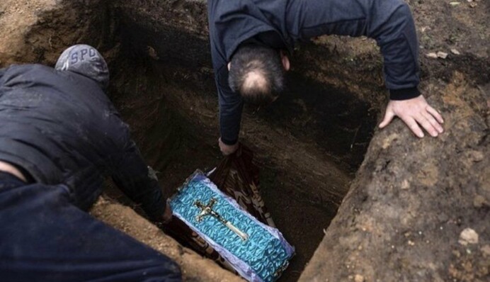 Під Запоріжжям поховали немовля, яке загинуло під час обстрілу пологового будинку: фото