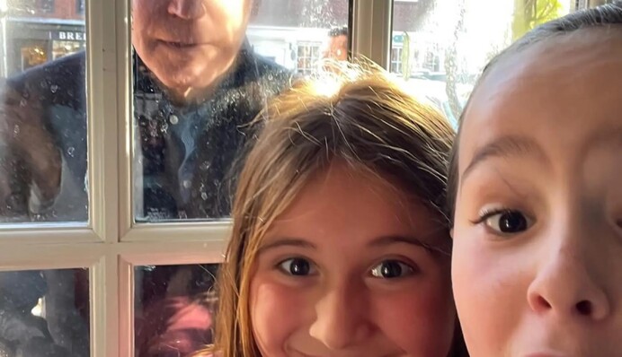 Схоже на фільм жахів: Байден став героєм мемів через селфі з дітьми