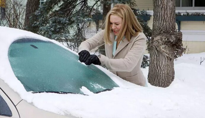 Що не можна робити з лобовим склом узимку: лайфхаки для водіїв