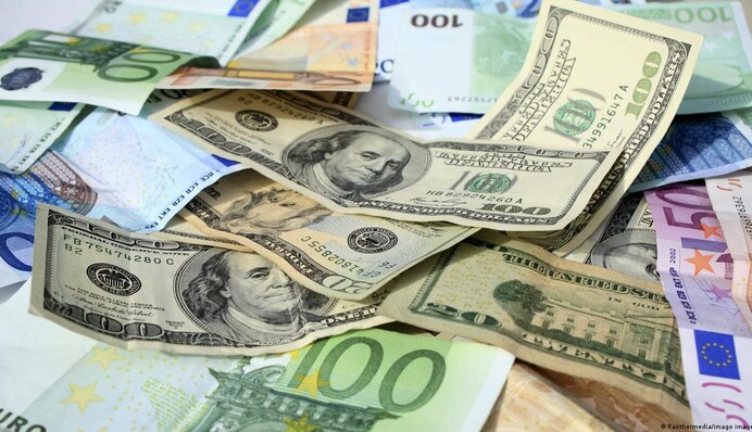 Гривня зміцнилася за вихідні: що з курсом долара на початку тижня