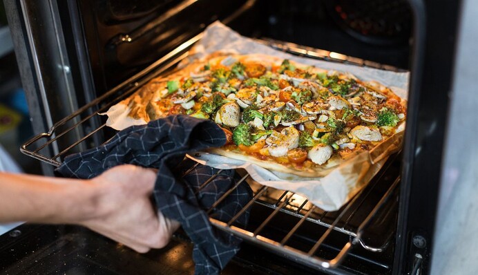 Не тільки тепло, а ще й смачно: як обігріти квартиру за допомогою духовки