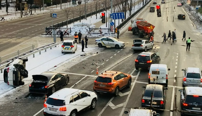 В Киеве из-за скользкой дороги произошло масштабное ДТП с переворотом: фото и видео