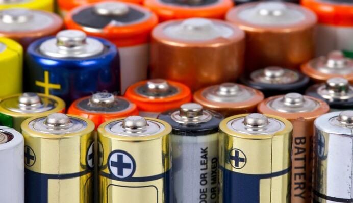 Когда нет света и повербанка: как зарядить телефон об обычных батареек