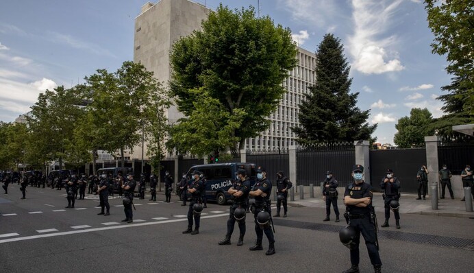Еще одно посольство в Мадриде получило опасную посылку: что известно