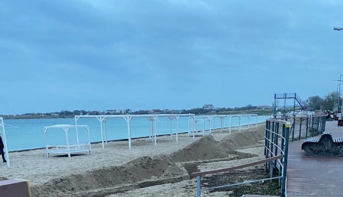 На пляжах Крыма появились окопы, фото и видео