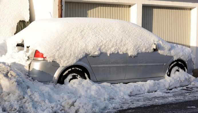 Работает безотказно: топ-5 лайфхаков, как выбраться из снежного заноса