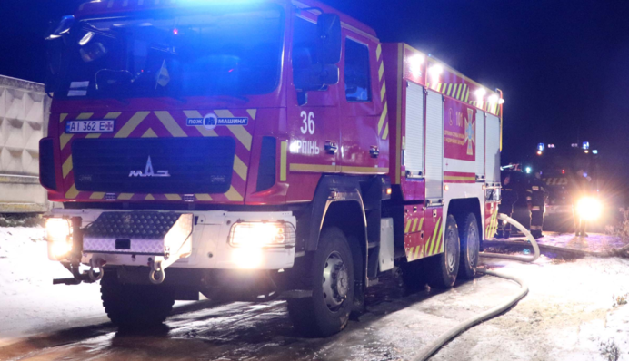 На Киевщине из-за взрыва аккумулятора в жилом доме начался пожар: фото