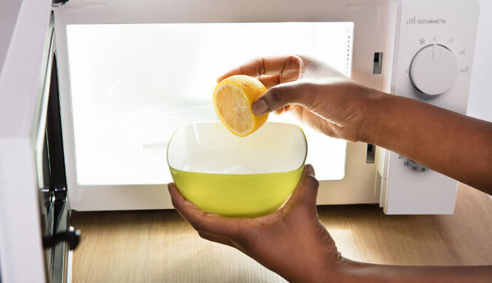 Как быстро привести микроволновку в порядок: лайфхаки опытных хозяек
