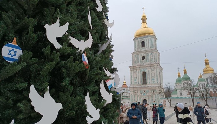 У Києві завершили прикрашати головну ялинку країни: фото із Софійської площі