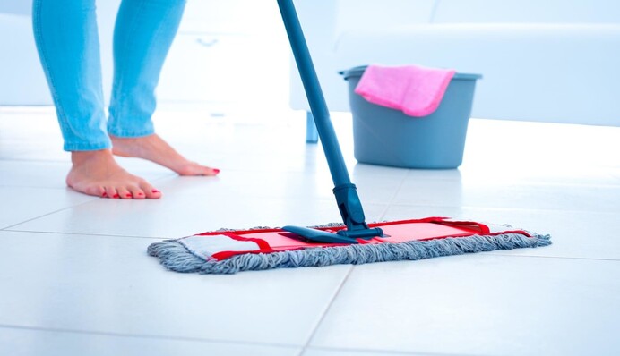 Как помыть грязный пол без разводов: советы по правильной чистке