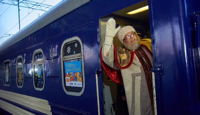 Укрзалізниця відправила у рейс святковий потяг Святого Миколая: фото