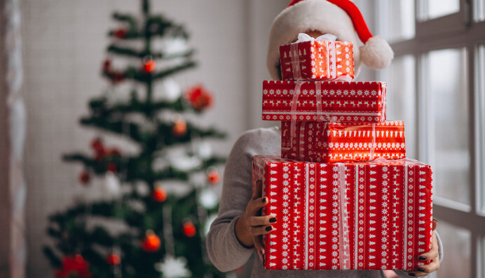Свечи, тапочки и многое другое: лучшие идеи для рождественских подарков взрослым и детям