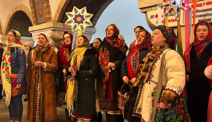 Атмосфера праздника: как в метро Киева встречают Рождество, видео