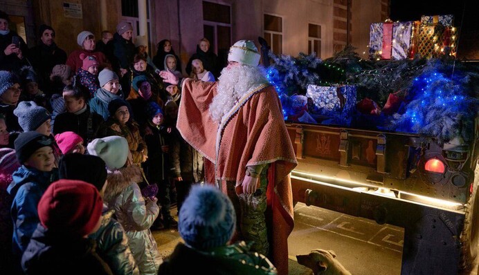 Тяжело не увидеть: в Славянск на броневике приехал Санта – Клаус, фото и видео