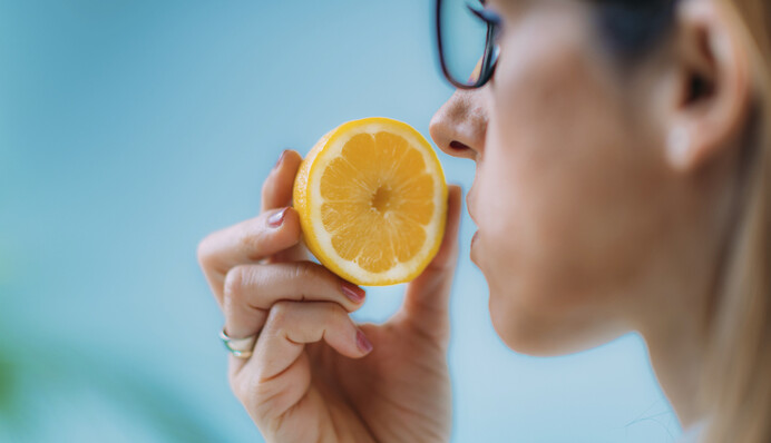 Вчені пояснили, чому у деяких людей після COVID-19 нюх не повертається