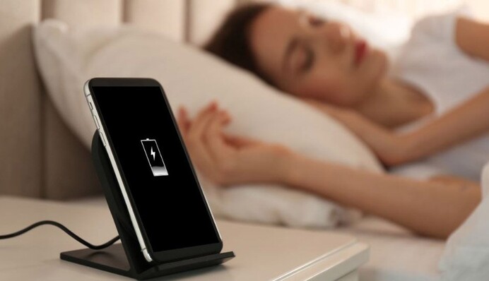 Что нельзя делать при зарядке смартфона: основные ошибки