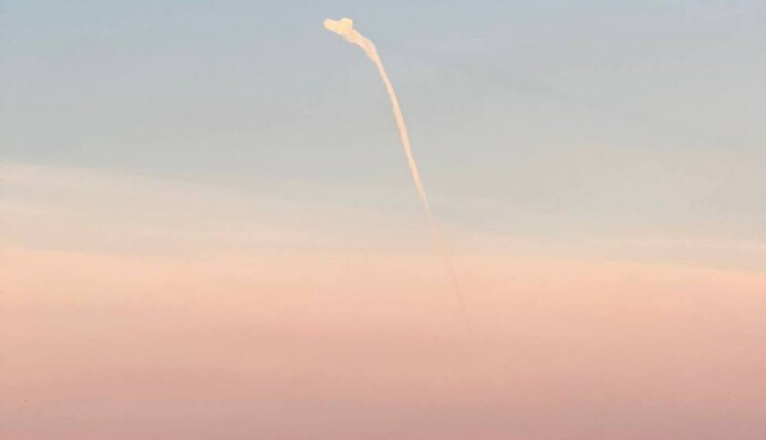 В окупованому Криму пролунали вибухи: у небі видно сліди роботи ППО, фото