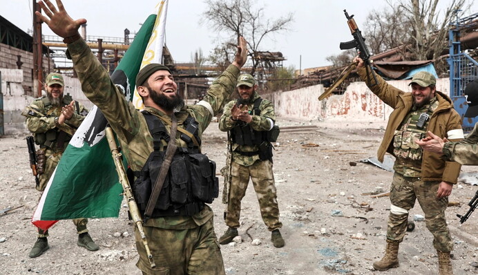 На Донбассе оккупант повесился из-за издевательств и изнасилований кадыровцами: фото