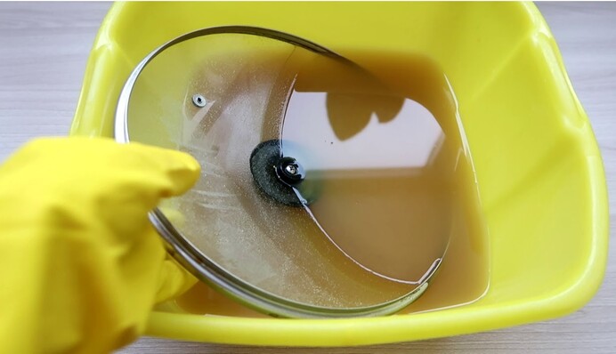 Дешево и быстро: четыре способа отмыть жир с кромки стеклянной крышки