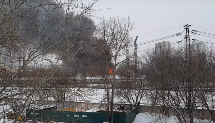 Москву окутало черным дымом: фото и видео сильного пожара