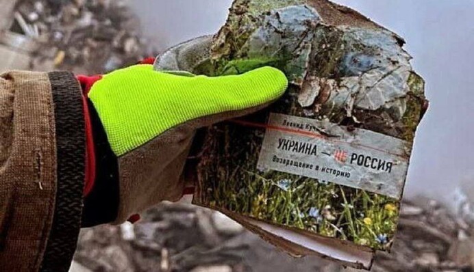 Украина - не Россия: фото символической находки на руинах многоэтажки в Днепре