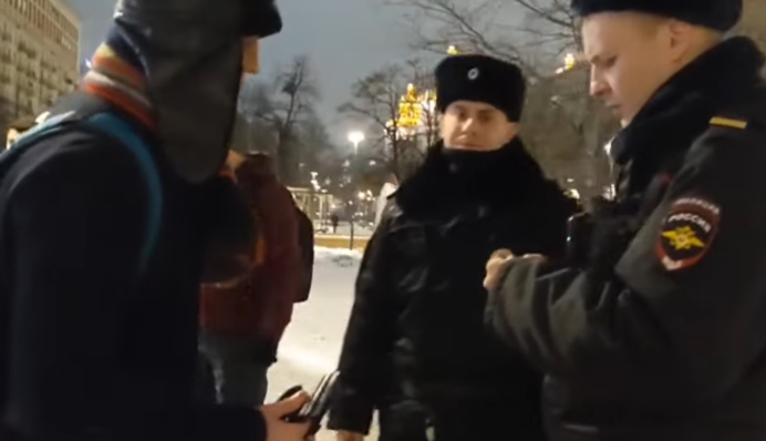 Вышли единицы: фото и видео задержаний в Москве у стихийного мемориала жертвам удара по Днепру