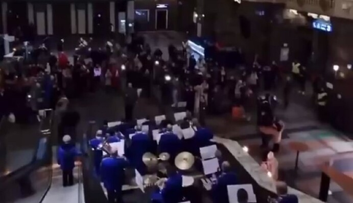 На вокзалі Києва оркестр виконав популярну пісню у День Соборності: відео