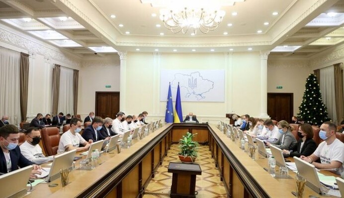 Выпрашивает помощь и ничего не делает: какие главные проблемы в работе Кабмина