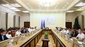 Выпрашивает помощь и ничего не делает: какие главные проблемы в работе Кабмина